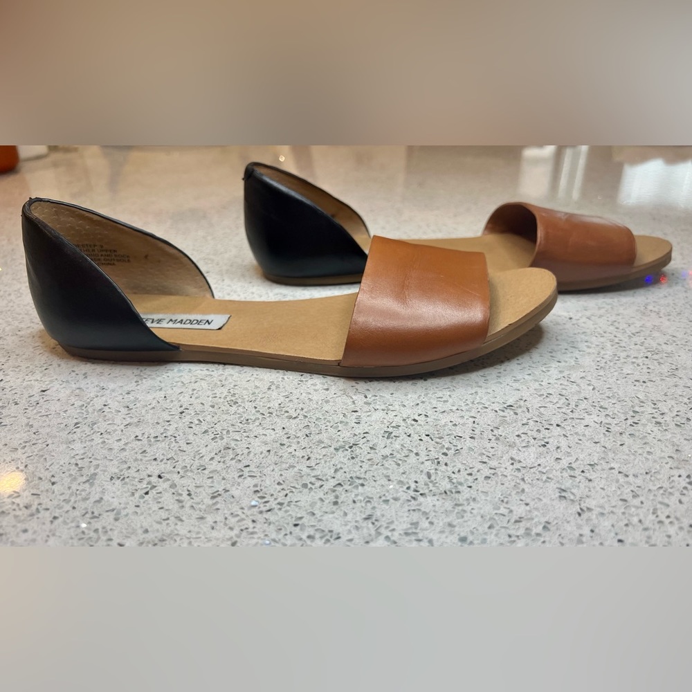 Steve Madden gently worn, cute two toned, open toe flats.